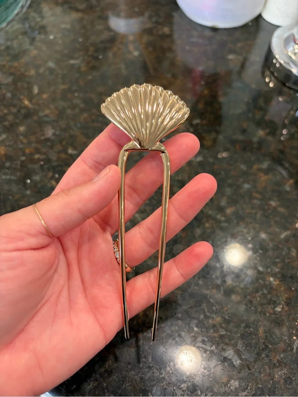 Kitsch gold metal